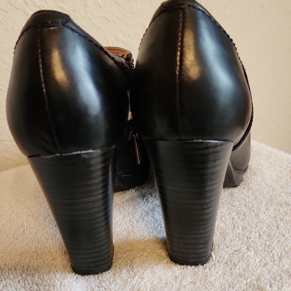 Clarks Artisan Black Leather Heel Booties with Side Zip - Picture 5 of 16